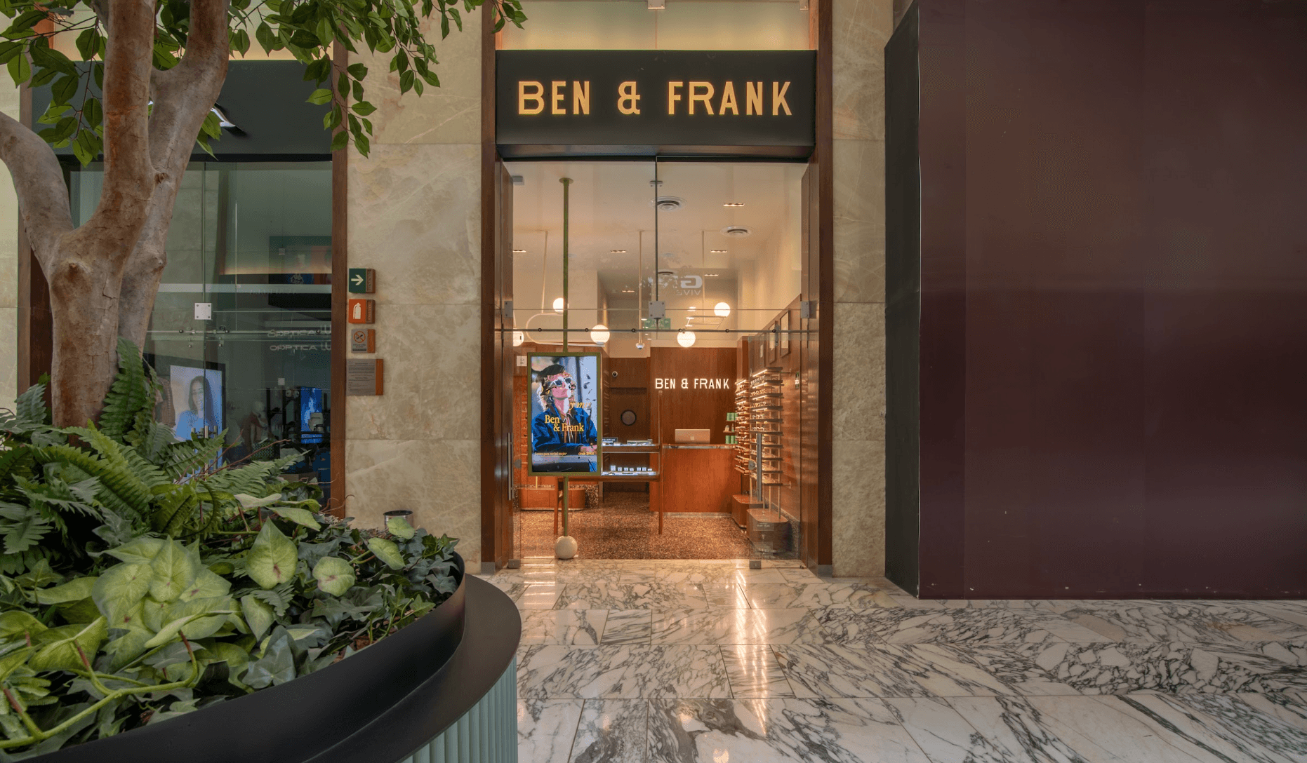 Fachada de la óptica Ben & Frank en Arcos Bosques, Cuajimalpa de Morelos, Ciudad de México