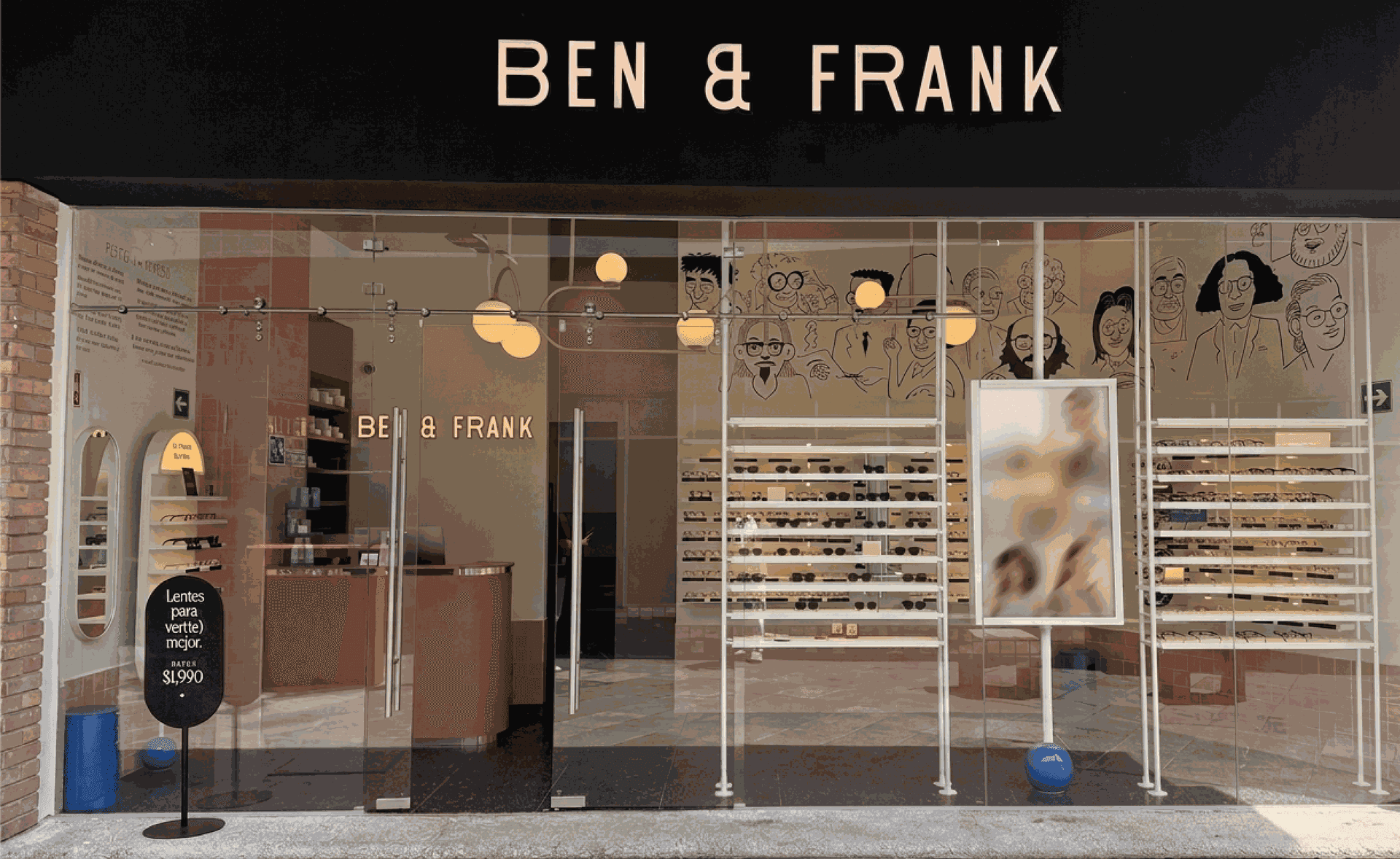 Fachada de la óptica Ben & Frank en Plaza Cortijo, Ixtapaluca, Estado de México
